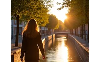 Persona mindful che passeggia lungo i Navigli a Milano con alberi e tranquillità